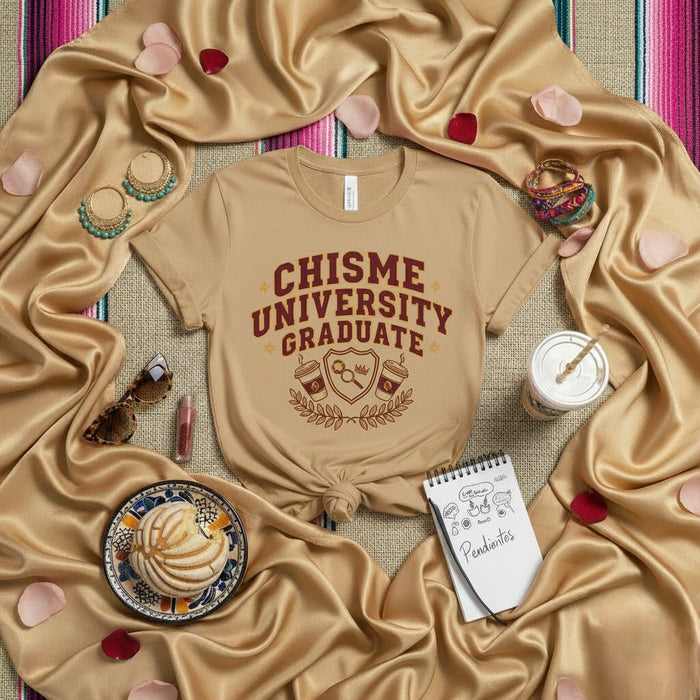 T-shirt rose de diplômé de Chisme University T-shirt de remise des diplômes latino drôle en spanglish Design de collège de commérages Chemise unisexe Cadeau pour étudiants ou amis