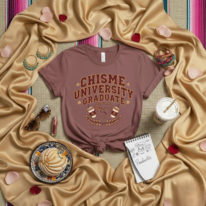 T-shirt rose de diplômé de Chisme University T-shirt de remise des diplômes latino drôle en spanglish Design de collège de commérages Chemise unisexe Cadeau pour étudiants ou amis