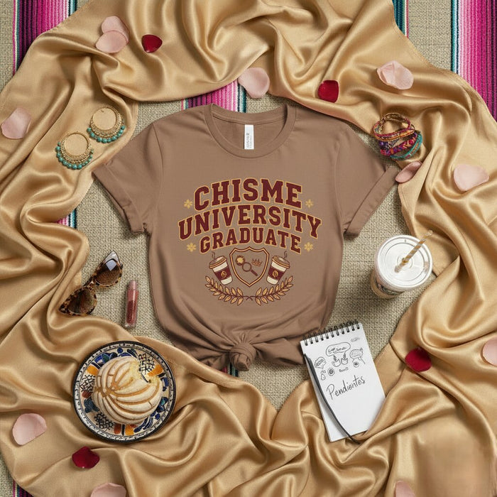 T-shirt rose de diplômé de Chisme University T-shirt de remise des diplômes latino drôle en spanglish Design de collège de commérages Chemise unisexe Cadeau pour étudiants ou amis