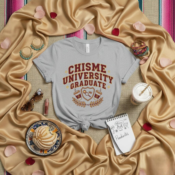 T-shirt rose de diplômé de Chisme University T-shirt de remise des diplômes latino drôle en spanglish Design de collège de commérages Chemise unisexe Cadeau pour étudiants ou amis