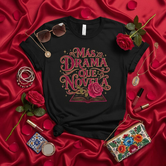 T-shirt Más Drama Que Novela | Tee-shirt avec Citation Espagnole Drôle | Cadeau pour Amoureux des Livres | Graphisme Fleur Rose | Chemise Rose Douce Unisexe pour Femmes et Hommes