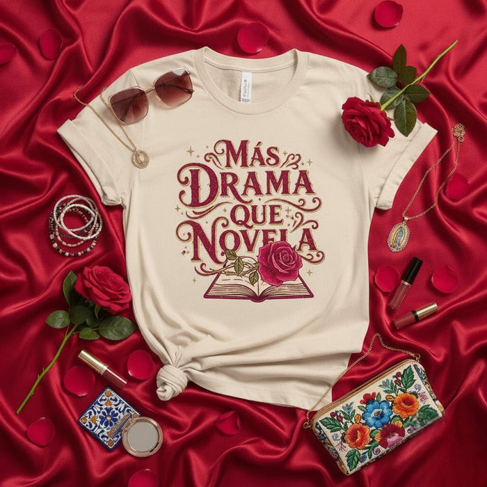 T-shirt Más Drama Que Novela | Tee-shirt avec Citation Espagnole Drôle | Cadeau pour Amoureux des Livres | Graphisme Fleur Rose | Chemise Rose Douce Unisexe pour Femmes et Hommes