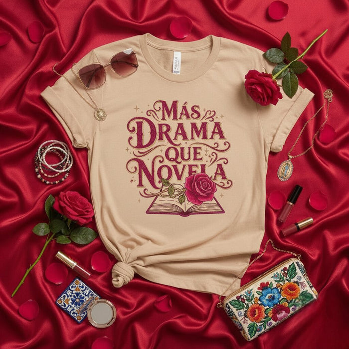 T-shirt Más Drama Que Novela | Tee-shirt avec Citation Espagnole Drôle | Cadeau pour Amoureux des Livres | Graphisme Fleur Rose | Chemise Rose Douce Unisexe pour Femmes et Hommes