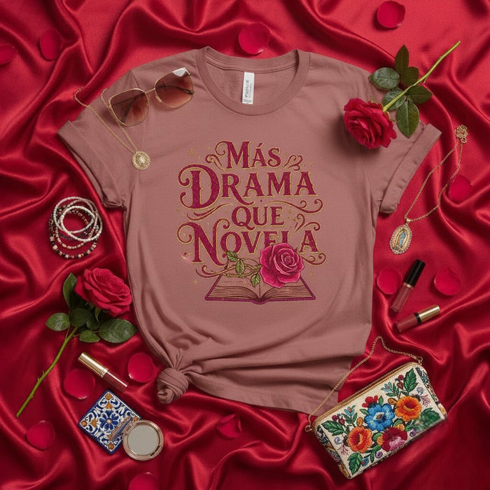 T-shirt Más Drama Que Novela | Tee-shirt avec Citation Espagnole Drôle | Cadeau pour Amoureux des Livres | Graphisme Fleur Rose | Chemise Rose Douce Unisexe pour Femmes et Hommes