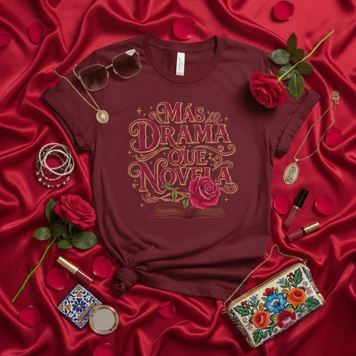 T-shirt Más Drama Que Novela | Tee-shirt avec Citation Espagnole Drôle | Cadeau pour Amoureux des Livres | Graphisme Fleur Rose | Chemise Rose Douce Unisexe pour Femmes et Hommes