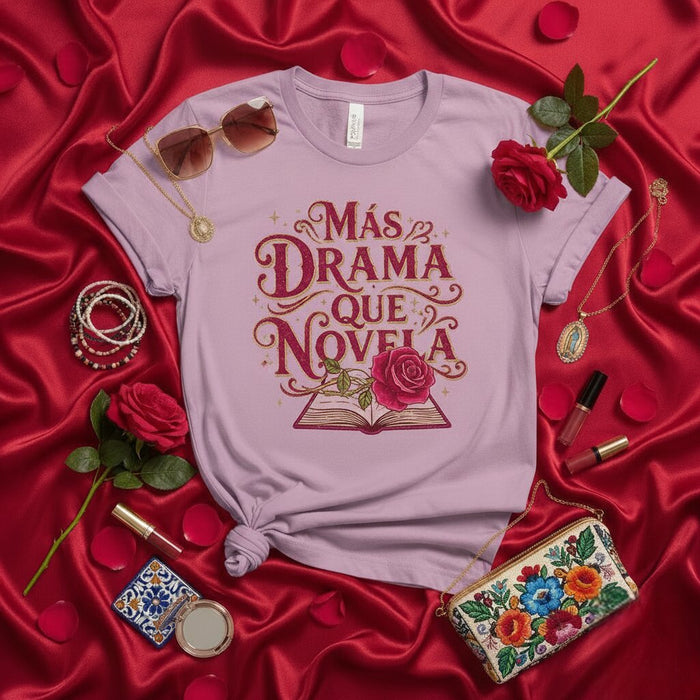 T-shirt Más Drama Que Novela | Tee-shirt avec Citation Espagnole Drôle | Cadeau pour Amoureux des Livres | Graphisme Fleur Rose | Chemise Rose Douce Unisexe pour Femmes et Hommes