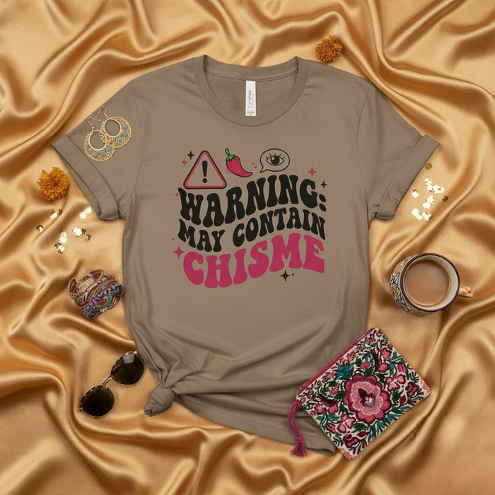 AVERTISSEMENT : Peut contenir du CHISME T-Shirt, T-shirt Latina drôle, Tee avec mot espagnol, T-shirt fantaisie potins, Top avec argot mexicain, Cadeau pour Comadre, Vêtement unisexe culture hispanique