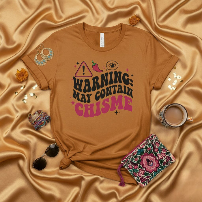 AVERTISSEMENT : Peut contenir du CHISME T-Shirt, T-shirt Latina drôle, Tee avec mot espagnol, T-shirt fantaisie potins, Top avec argot mexicain, Cadeau pour Comadre, Vêtement unisexe culture hispanique