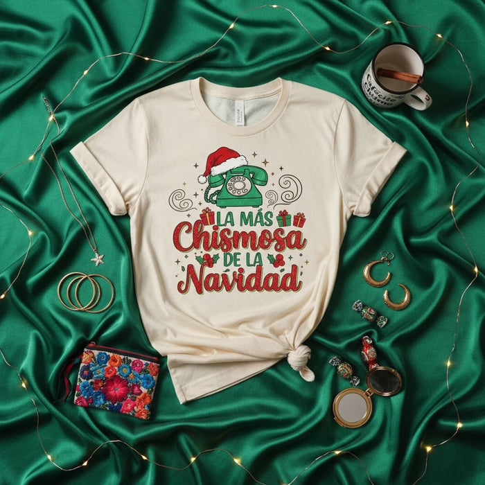 La Más Chismosa de la Navidad T-Shirt, Funny Christmas Tee, Holiday Party Shirt, Retro Phone with Santa Hat, Spanish Quote Gift Idea for Her, Gossip Queen Xmas Shirt Mexicada