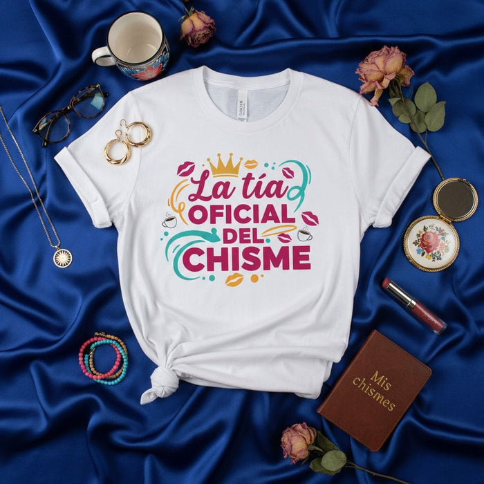 La tía OFICIAL del CHISME T-Shirt | Camiseta para Mujer Divertida Tía Chismosa | Regalo para Tías de Habla Hispana | Unisex Spanish Auntie Gossip Tee Mexicada
