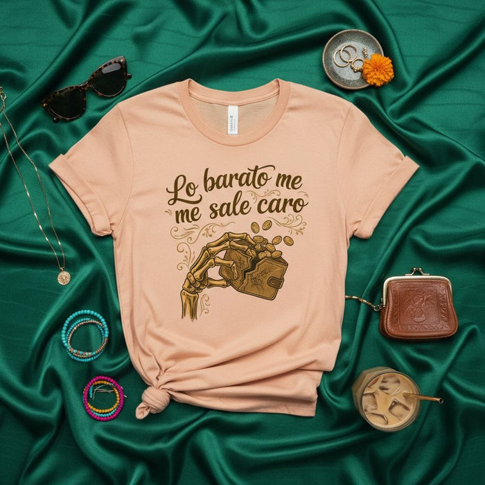 Lo barato me sale caro T-Shirt, Esqueleto Mano con Billetera, Diseño Calavera, Funny Spanish Quote Tee, Regalo para Amigos, Unisex Shirt Mexicada