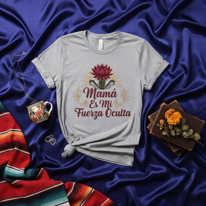 Mamá Es Mi Fuerza Oculta T-Shirt con Flor de Cactus Roja, Regalo del Día de la Madre, Camiseta Unisex con Diseño Floral Inspirador en Español, Playera de Culturas Latinas. Mexicada