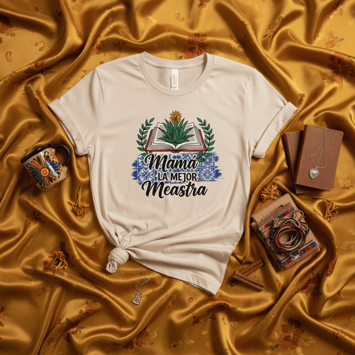 Mamá La Mejor Maestra T-Shirt - Spanish Mother's Day Teacher Appreciation Gift Tee with Open Book and Laurel Wreath Design, Unisex Fit, Beige Color, Educational Theme Apparel Mexicada