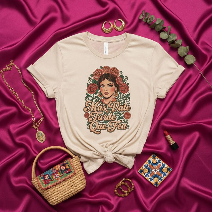 Más Vale Tarde Que Fea T-Shirt, Bella Mujer con Rosas, Camiseta Unisex con Frase en Español, Estilo Latino/Frida, Regalo para Ella Mexicada