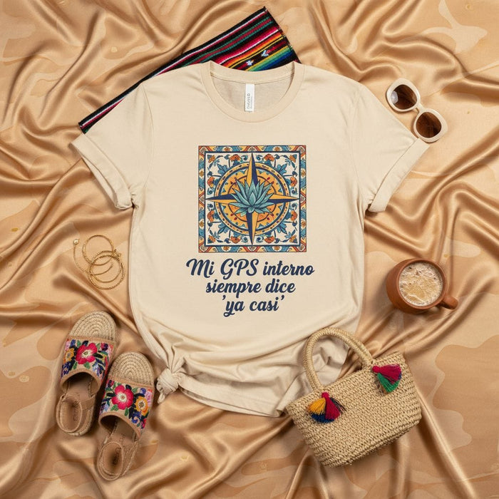 Mi GPS interno siempre dice 'ya casi' | Camiseta Unisex de Estilo Talavera con Rosa de los Vientos y Agave, playera divertida en español, regalo para él y ella Mexicada