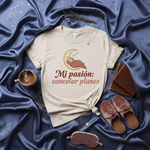 Mi pasión: cancelar planes Cami and Crescent Moon Sleeping T-Shirt, Spanish Quote Tee for Introverts, Homebodies, and Sleep Lovers, Cozy Night In Shirt, Cute Celestial Graphic Top Mexicada