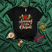 Navidad con Extra Chisme T-Shirt | Funny Latinx Christmas Cactus Poinsettia Tee | Spanish Holiday Gift for Tamale Lovers | Unisex Black Graphic Shirt Mexicada