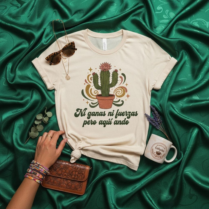 Ni ganas ni fuerzas pero aquí ando T-Shirt, Spanish Quote Cactus Tee, Retro Floral Desert Shirt, Latina Gift, Motivational Resilience Top, Unisex Fit, Boho Aesthetic Clothing Mexicada