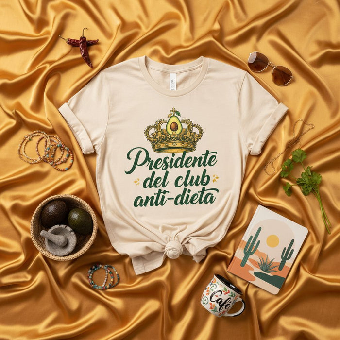 Presidente del Club Anti-Dieta T-Shirt with Avocado Crown, Funny Gift for Avocado Lovers, Unisex Shirt with Spanish Phrase, Anti-Diet Clothing with Food Design, Casual Style Mexicada Natural / XS