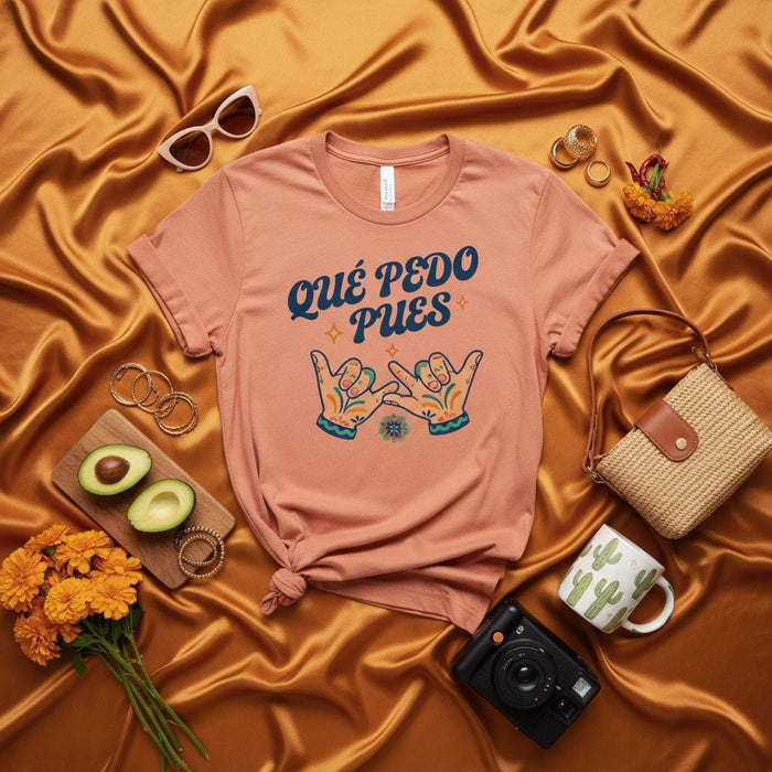 Qué P*do Pues Hand Gesture T-Shirt, Mexican Slang Tee, Funny Hispanic Slogan Shirt, Cute Retro Latina Gift, Aesthetic Wavy Font Unisex Graphic Top Mexicada