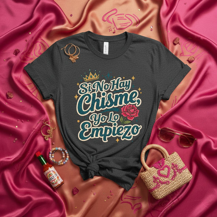 Si No Hay Chisme, Yo Lo Empiezo T-Shirt, Funny Spanish Quote Tee, Latina Gift, Chismosa Crown and Rose Graphic, Unisex Pink Shirt, Humor and Gossip Fashion Mexicada Dark Heather Grey / XS