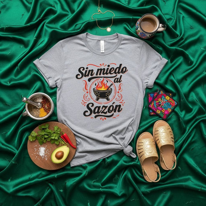 Sin miedo al sazón T-Shirt Unisex de Cocina Latina con Diseño de Parilla y Fuego, Regalo para Chef, Amante de la Comida Picante y Sabor, Camiseta Casual de Manga Corta, Estilo Hispano, Gris Jaspeado Mexicada