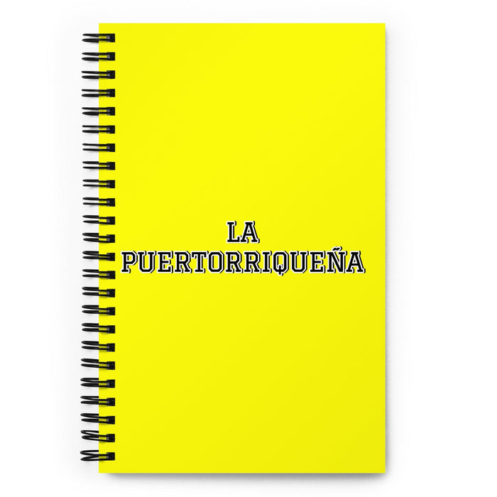 La Puertorriqueña The Puertorican | Quaderno a spirale giallo, 140 fogli punteggiati | Idea regalo divertente per casa, ufficio, lavoro | Regalo di orgoglio spagnolo messicano