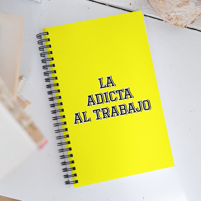 La Adicta Al Trabajo The Workaholic | Yellow Spiral Notebook, 140 Dotted Sheets | Funny Gift Idea Home Office Work | Mexican Spanish Pride Gift