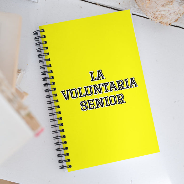 La Voluntaria Senior The Senior Volunteer | Yellow Spiral Notebook, 140 Dotted Sheets | Funny Gift Idea Home Office Work | Mexican Spanish Pride Gift