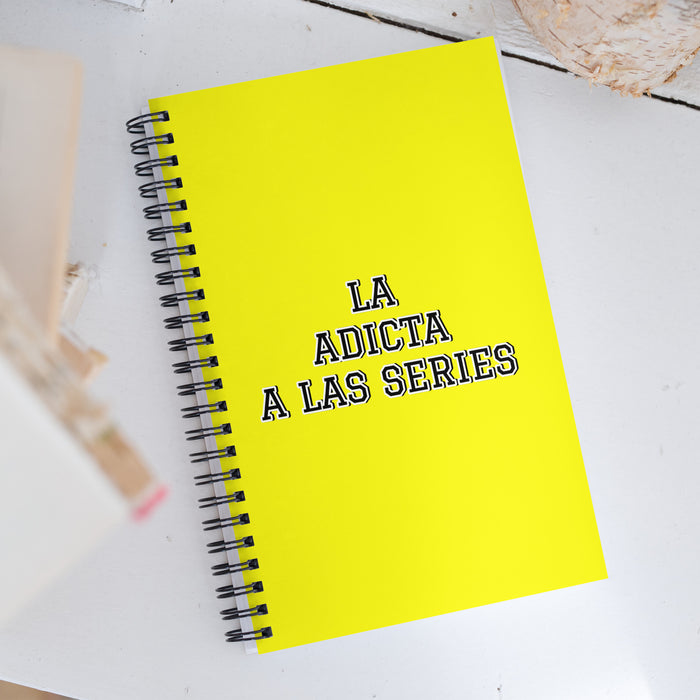 La Adicta A Las Series The Series Addict | Yellow Spiral Notebook, 140 Dotted Sheets | Funny Gift Idea Home Office Work | Mexican Spanish Pride Gift