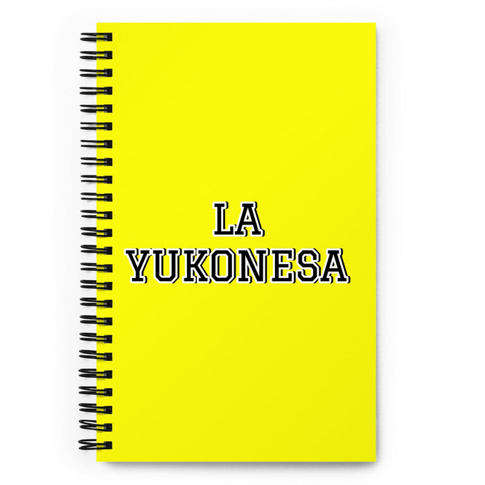 La Yukonesa The Yukoner | Cuaderno espiral amarillo, 140 hojas punteadas | Idea divertida para regalar en casa, en la oficina o en el trabajo | Regalo de orgullo mexicano español