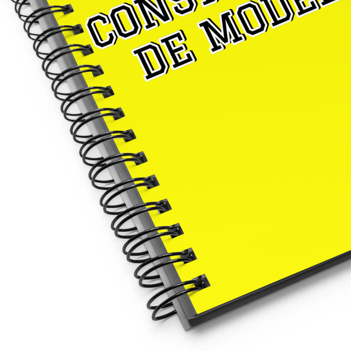 La Constructora De Modelos The Model Builder | Yellow Spiral Notebook, 140 Dotted Sheets | Funny Gift Idea Home Office Work | Mexican Spanish Pride Gift