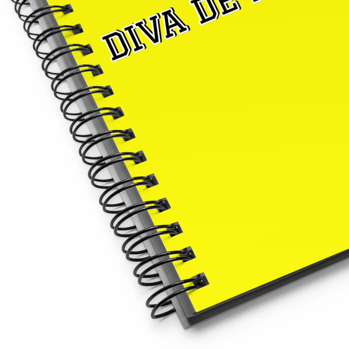 La Diva De La Moda The Fashion Diva | Yellow Spiral Notebook, 140 Dotted Sheets | Funny Gift Idea Home Office Work | Mexican Spanish Pride Gift