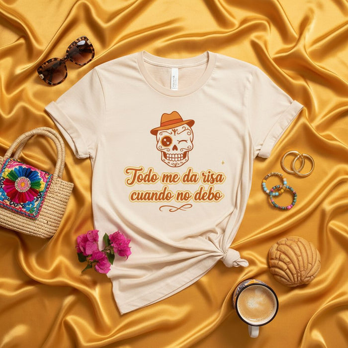 Todo me da risa cuando no debo Calavera Winking Skull T-Shirt, Funny Spanish Phrase Tee, Unisex Humor Shirt, Calavera with Sombrero Graphic, Day of the Dead Inspired Design, Humorous Spanish Gift Top Mexicada
