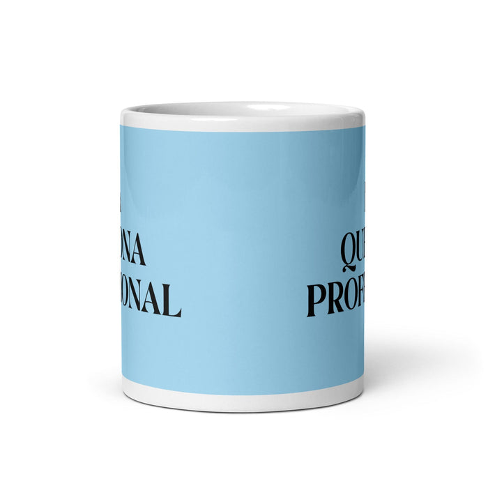 La Quejona Profesional The Professional Complainer Taza de café divertida para el trabajo en casa o la oficina Regalo de orgullo mexicano español Taza blanca brillante Taza de tarjeta azul cielo