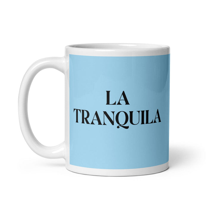 La Tranquila The Calm One - Taza de café divertida para el hogar, la oficina, el trabajo, el orgullo mexicano, regalo, taza blanca brillante, taza con tarjeta azul cielo