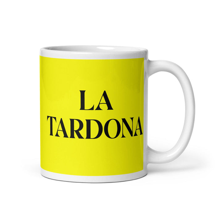 La Tardona The Latecomer - Taza de café divertida para el hogar, la oficina, el trabajo, el orgullo mexicano, regalo, taza blanca brillante, taza con tarjeta amarilla