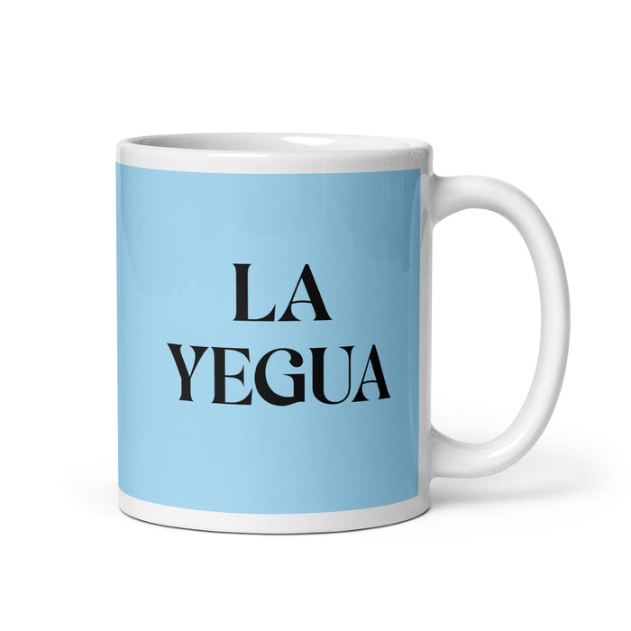 Taza de café divertida para el trabajo en casa o la oficina con el caballo La Yegua, regalo de orgullo mexicano y español, taza blanca brillante, taza con tarjeta azul cielo