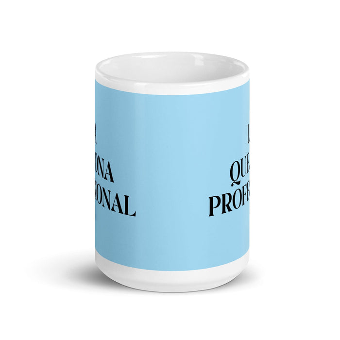 La Quejona Profesional The Professional Complainer Taza de café divertida para el trabajo en casa o la oficina Regalo de orgullo mexicano español Taza blanca brillante Taza de tarjeta azul cielo