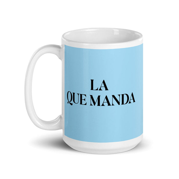 Lustige Kaffeetasse mit Aufschrift „La Que Manda The Boss“, für Zuhause, Büro, Arbeit, mexikanisches spanisches Pride-Geschenk, weiße glänzende Tasse, himmelblaue Kartentasse