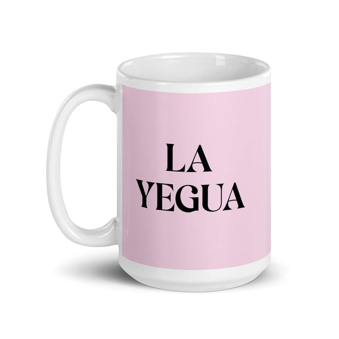 Taza de café divertida para el trabajo en casa o la oficina con el caballo La Yegua, regalo de orgullo mexicano español, taza blanca brillante, taza con tarjeta rosa claro