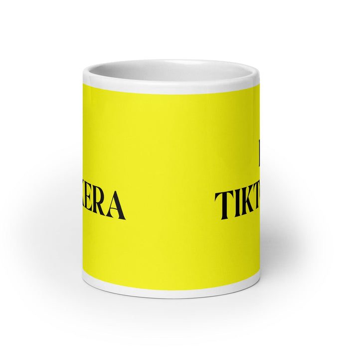 La Tiktokera The Tiktoker - Taza de café divertida para el hogar, la oficina y el trabajo, regalo de orgullo mexicano y español, taza blanca brillante, taza con tarjeta amarilla