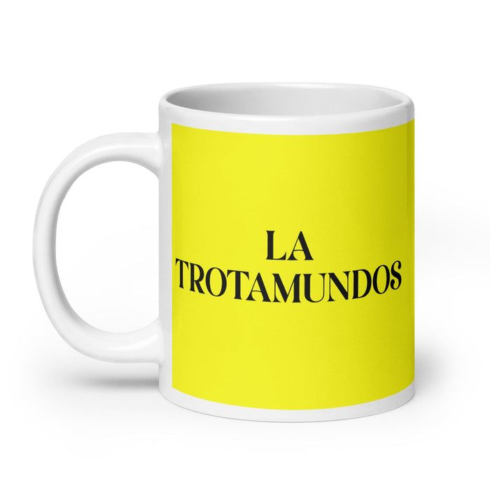 La Trotamundos The Globetrotter - Taza de café divertida para el hogar, la oficina, el trabajo, regalo de orgullo mexicano y español, taza blanca brillante, taza con tarjeta amarilla