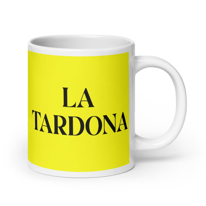 La Tardona The Latecomer - Taza de café divertida para el hogar, la oficina, el trabajo, el orgullo mexicano, regalo, taza blanca brillante, taza con tarjeta amarilla