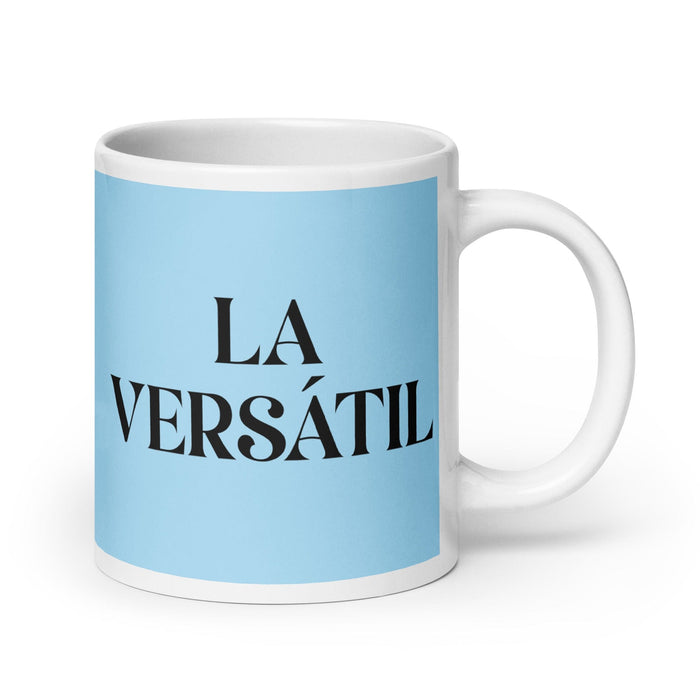 La Versátil The Versatile One Tasse à café amusante pour le travail à domicile ou au bureau Cadeau de fierté mexicaine espagnole Tasse blanche brillante Carte bleu ciel