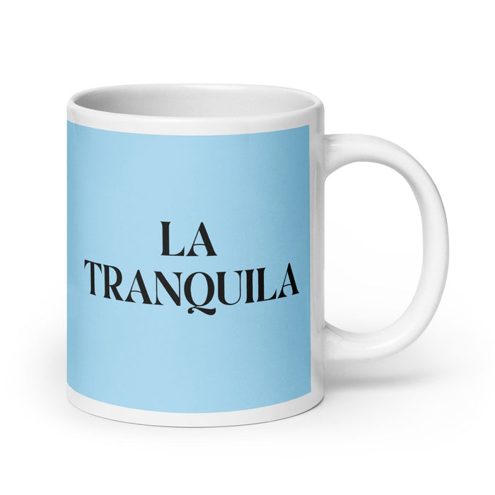 La Tranquila The Calm One - Taza de café divertida para el hogar, la oficina, el trabajo, el orgullo mexicano, regalo, taza blanca brillante, taza con tarjeta azul cielo