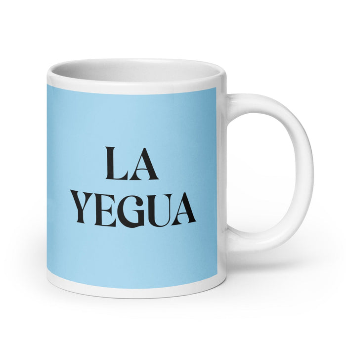 Taza de café divertida para el trabajo en casa o la oficina con el caballo La Yegua, regalo de orgullo mexicano y español, taza blanca brillante, taza con tarjeta azul cielo