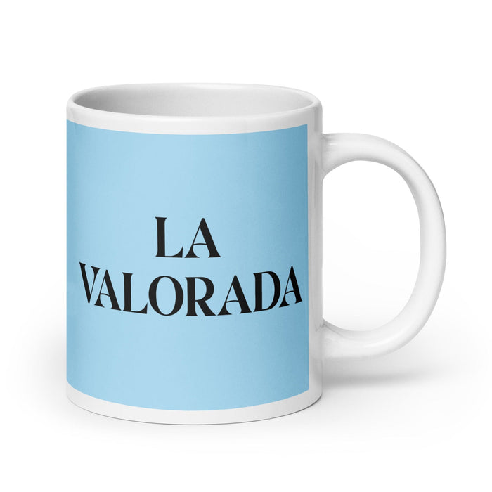 La Valorada The Valued One Tasse à café amusante pour le travail à domicile ou au bureau Cadeau de fierté mexicaine espagnole Tasse blanche brillante Carte bleu ciel