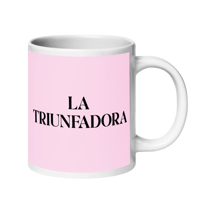 La Triunfadora La Triunfante Divertida Taza de Café para el Trabajo en la Oficina en Casa Regalo de Orgullo Español Mexicano Taza Blanca Brillante Taza de Tarjeta Rosa Claro