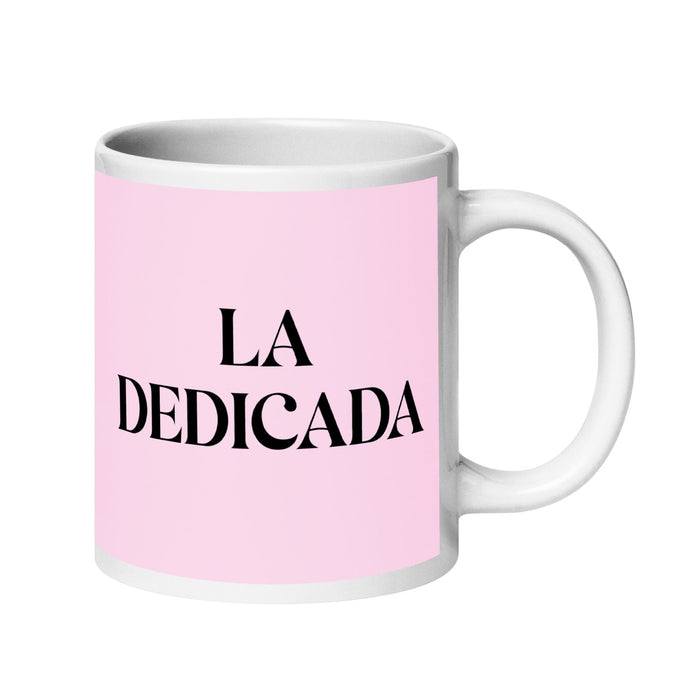 La Dedicada The Dedicated One Tasse à café amusante pour le travail à domicile ou au bureau Cadeau de fierté mexicaine espagnole Tasse blanche brillante Carte rose clair